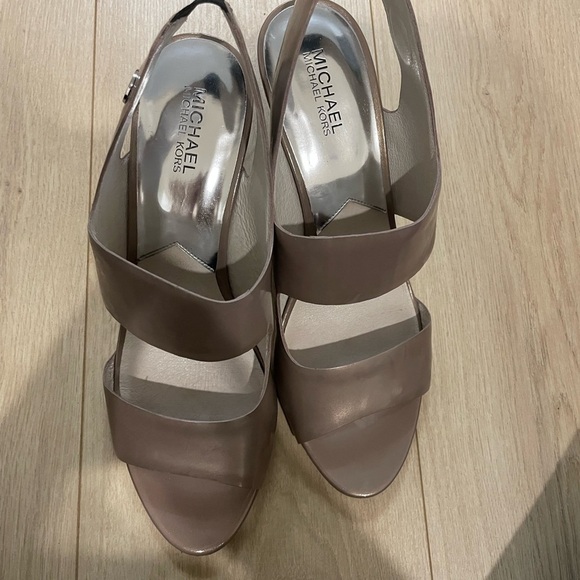 MICHAEL Michael Kors Beige Patent Heels - Picture 4 of 10